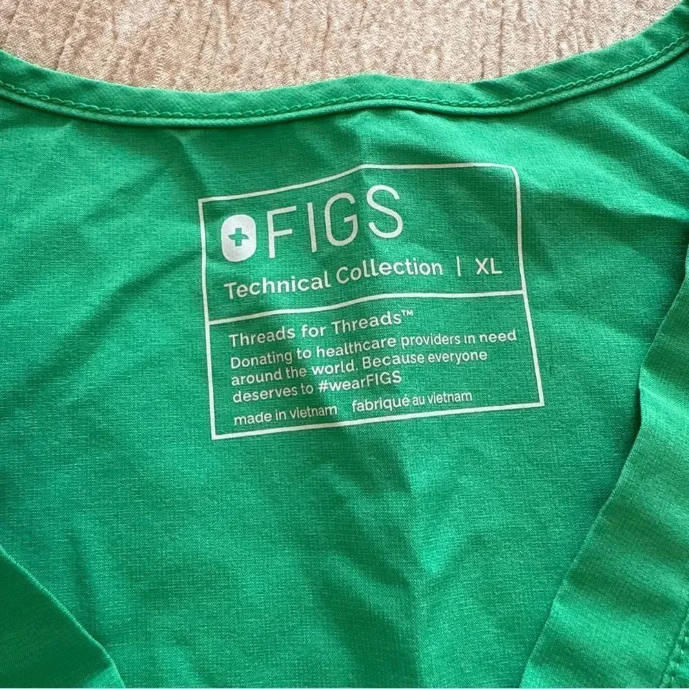 FIGS Women’s Scrub set - Picture 4 of 13